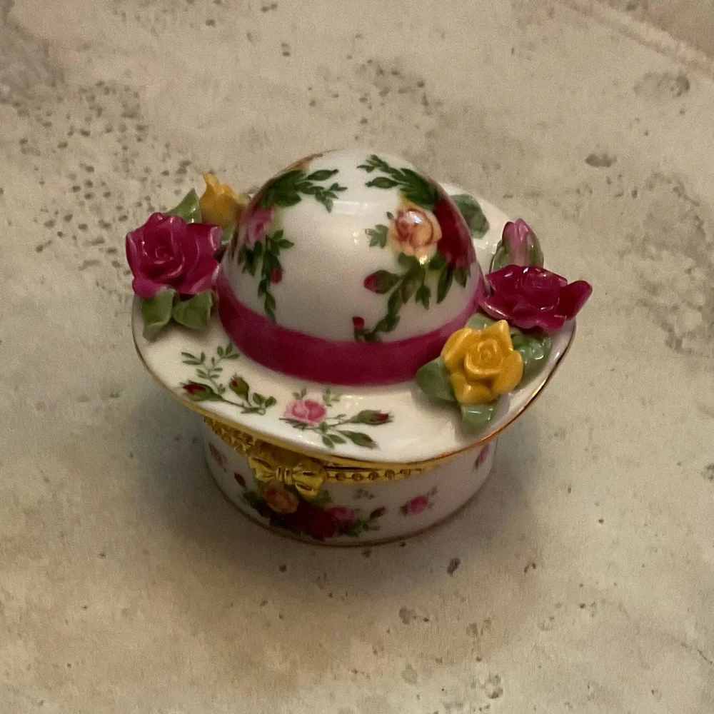 Old Country Roses, hinged hat trinket box Royal Albert LLC, 1962
